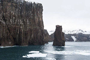 Images Dated 2nd December 2008: Ice shelfs at the entrance of the volcanic island of Deception Island, South Shetland Islands