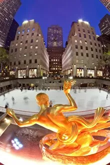 Images Dated 20th October 2009: Ice Skating Rink below the Rockefeller Centre, Fifth Avenue, New York City