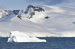 Images Dated 11th February 2006: Iceberg in the Gerlache Strait, Antarctica, Polar Regions