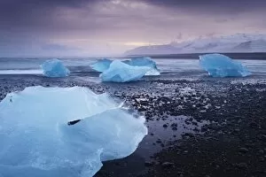 Images Dated 24th September 2008: Icebergs washed ashore on Breidamerkursandur black sands, near Jokulsarlon glacial lagoon