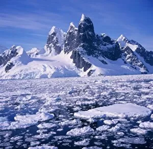 Images Dated 25th July 2008: Iceflow off the rugged west coast of the Antartic Peninsula, Antarctica