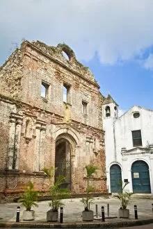 Images Dated 19th January 2008: Iglesia de la Compania de Jesus and ruins, Casco Viejo, Panama City, Panama