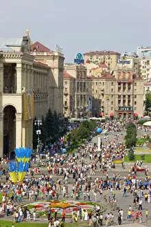Street Scenes Prints: Independence Day, Ukrainian national flags flying in Maidan Nezalezhnosti