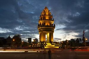 Cambodia Gallery: Independence Monument in Phnom Penh at twilight, Cambodia, Indochina, Southeast Asia