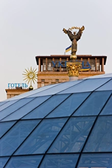 Images Dated 25th August 2008: Independence Square (Maidan Nezalezhnosti), statue at night, the symbol of Kiev