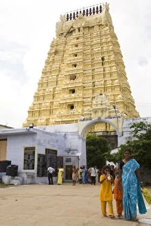 Images Dated 15th March 2008: An Indian family walks in front of the gopuram of the Ekambereshwara Temple in Kanchipuram