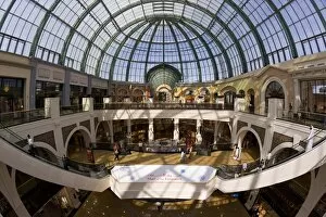 Images Dated 8th December 2007: Interior of the Mall of the Emirates, Jumeirah, Dubai, United Arab Emirates, Middle East