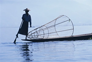 Intha fisherman, leg-rowing, Inle Lake, Shan State, Myanmar (Burma), Asia
