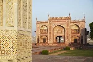 Images Dated 20th April 2011: Itimad-ud-Daulah (tomb of Mizra Ghiyas Beg), Agra, Uttar Pradesh, India, Asia