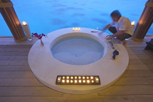 Images Dated 21st April 2006: Jaccuzi in the Maldives, Indian Ocean, Asia