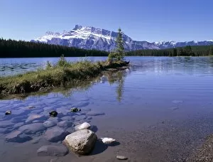 Images Dated 30th January 2000: Two Jack Lake with Mount Rundle beyond, Banff National Park, UNESCO World Heritage Site