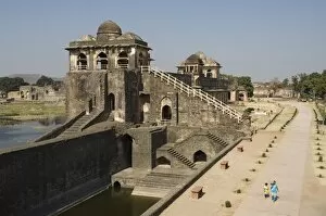 Images Dated 2nd January 2006: The Jahaz Mahal or Ships Palace in the Royal Enclave