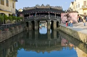 Images Dated 29th December 2009: Japanese covered bridge, Hoi An, UNESCO World Heritage Site, Vietnam, Indochina