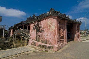 Images Dated 29th December 2009: Japanese covered bridge, Hoi An, UNESCO World Heritage Site, Vietnam, Indochina