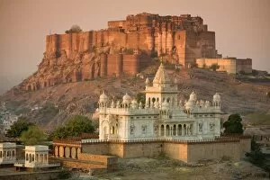 Images Dated 21st November 2007: Jaswant Thada and Meherangarh Fort, Jodhpur (The Blue City), Rajasthan, India, Asia