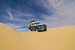 Images Dated 21st February 2007: Jeep driving through the high sand dune of the Western Desert, near Siwa
