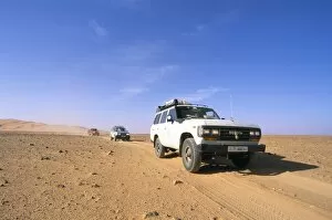 Images Dated 26th April 2005: Jeeps driving through desert, Erg Murzuq, Sahara desert, Fezzan, Libya