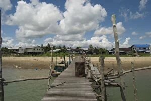 Images Dated 17th February 2005: Jetty to Balawai Village on the banks of the Rejang River, Sarakei district