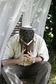 Images Dated 24th June 2007: Jewish man praying