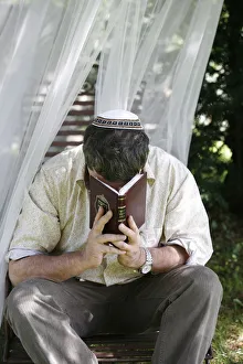 Images Dated 24th June 2007: Jewish man praying