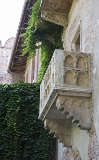 Images Dated 13th August 2005: Juliet balcony in Casa di Giulietta, Verona, Italy