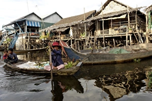 Images Dated 28th September 2006: Kampong Phluk, a cluster of three villages of stilt houses on the floodplain of the Tonle Sap Lake