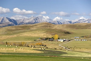 Images Dated 6th October 2008: Kananaskis Mountains, Canadian Rockies Front Ranges, with farmed foothills near Okotoks