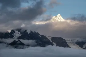 Altitude Prints: Kawagebo Peak shines as sunrise breaks over clouds in Yunnan
