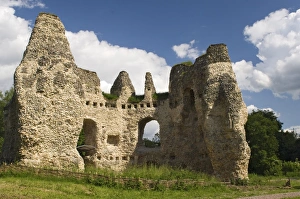 Images Dated 14th June 2008: King Johns Castle where King John resided prior to signing the Magna Carta in 1215