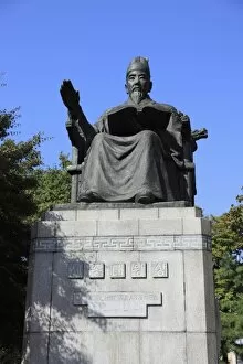 Images Dated 5th October 2009: King Seongjong Statue, Deoksugung Palac (Palace of Virtuous Longevity)