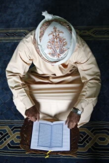 Images Dated 25th October 2009: Koran reading in a mosque, Dubai, United Arab Emirates, Middle East