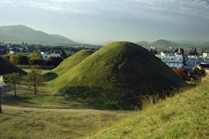 Images Dated 26th November 2007: Kumgwanchong and Sobongchong Shilla tombs, 1500 years old, Kyongju, South Korea, Asia