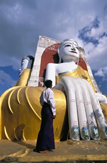 Images Dated 10th March 2005: Kyaik Pun temple, Bago (Pegu), Bago Division, Myanmar (Burma), Asia