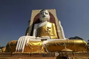Images Dated 24th December 2007: KyaikPun Buddha, Bago, Myanmar, Asia