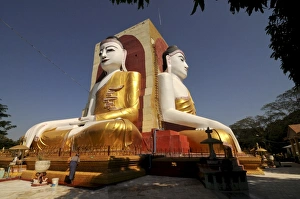 Images Dated 24th December 2007: KyaikPun Buddha, Bago, Myanmar, Asia