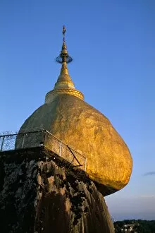 Kyaiktiyo Pagoda (Golden Rock Pagoda), Mon State, Myanmar (Burma), Asia