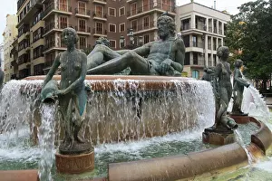 Sidewalk Prints: La Fuente del Turia, water fountain and statues commemorating the Turia River