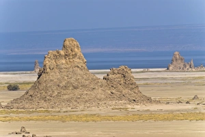 Images Dated 27th December 2006: Lac Abbe (Lake Abhe Bad) with its chimneys, Republic of Djibouti, Africa