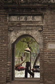 Ha Noi Prints: Lady carrying baskets