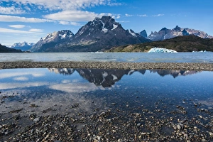 Images Dated 13th December 2008: Lago Grey lake in the Torres del Paine National Park, Patagonia, Chile, South America