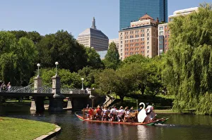 Images Dated 10th January 2000: Lagoon Bridge and Swan Boat in the Public Garden