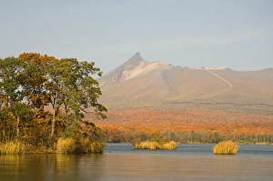 Images Dated 28th October 2007: Lake Onuma and Mount Komaga-dake