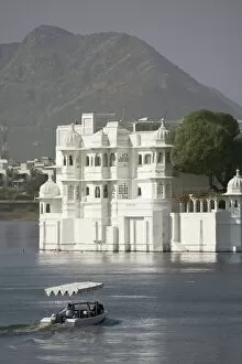 Images Dated 3rd December 2009: Lake Palace and Lake Pichola, Udaipur, Rajasthan, India, Asia