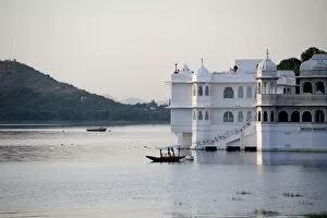 Images Dated 17th October 2009: Lake Palace at sunrise, Udaipur, Rajasthan, India, Asia