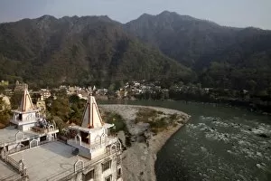 Images Dated 21st March 2010: Lakshman temple overlooking the Ganges in Rishikesh, Uttarakhand, India, Asia
