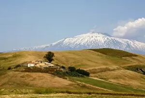 Landscape around Enna with Mount Etna in the background, Enna, Sicily, Italy, Europe
