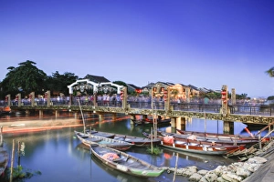 The Lantern Bridge over the Thu Bon River in the historic centre, Hoi An, UNESCO