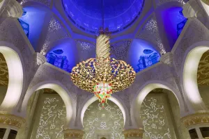 The largest ornate chandelier in the world hanging from the main dome inside the prayer hall of Sheikh Zayed Bin Sultan Al Nahyan Mosque, Abu Dhabi, United Arab Emirates The largest ornate chandelier in the world hanging from the main dome inside the prayer hall of Sheikh Zayed Bin Sultan Al Nahyan Mosque, Abu Dhabi, United Arab Emirates