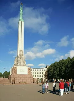 Riga Gallery: Latvians and guards in front of the Freedom Monument in the city of Riga