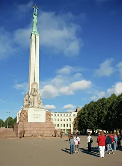 Riga Gallery: Latvians and guards in front of the Freedom Monument in the city of Riga